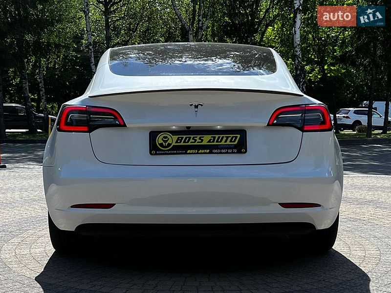 Седан Tesla Model 3 2023 в Львове