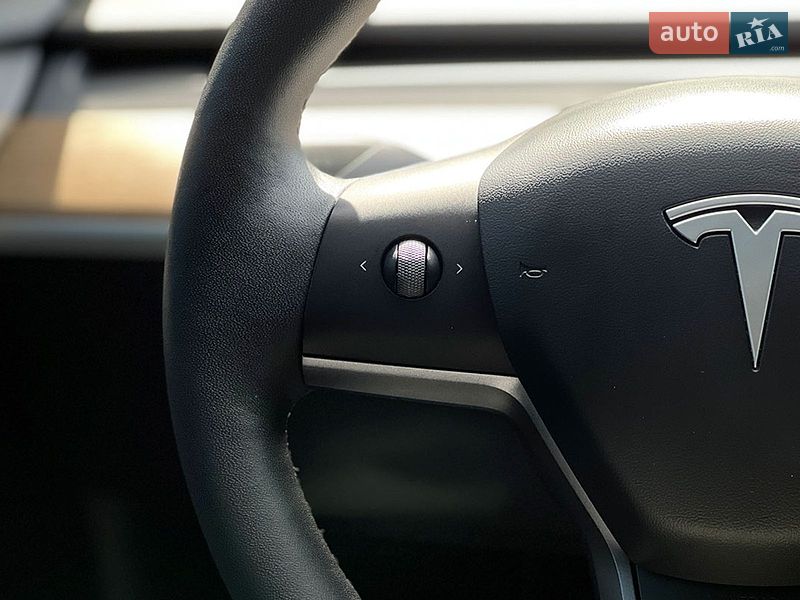 Седан Tesla Model 3 2023 в Львове