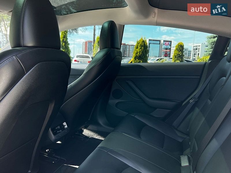 Седан Tesla Model 3 2023 в Львове