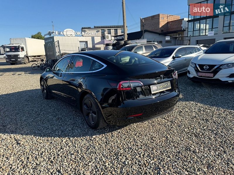 Седан Tesla Model 3 2019 в Івано-Франківську