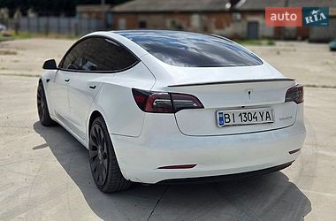 Седан Tesla Model 3 2022 в Гребінці