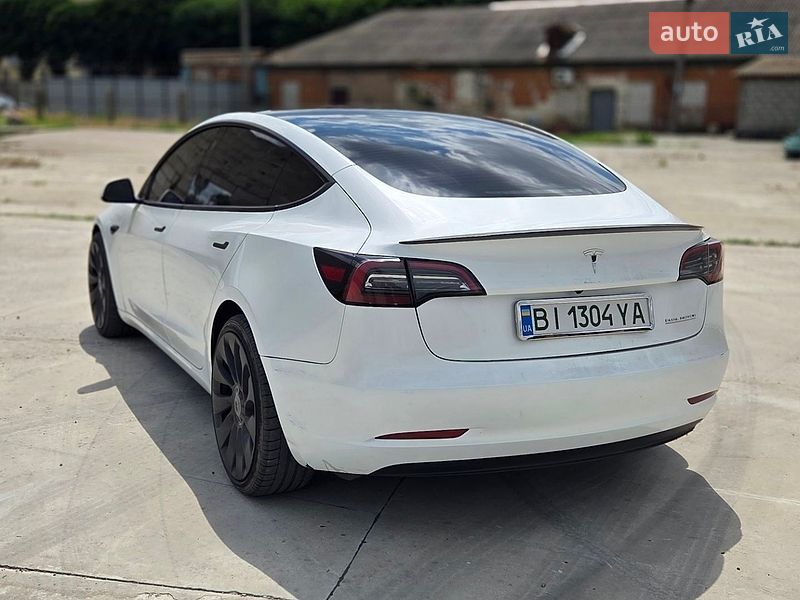 Седан Tesla Model 3 2022 в Гребінці