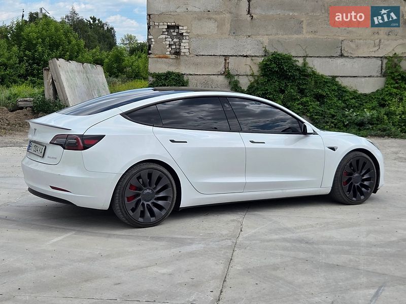 Седан Tesla Model 3 2022 в Гребінці