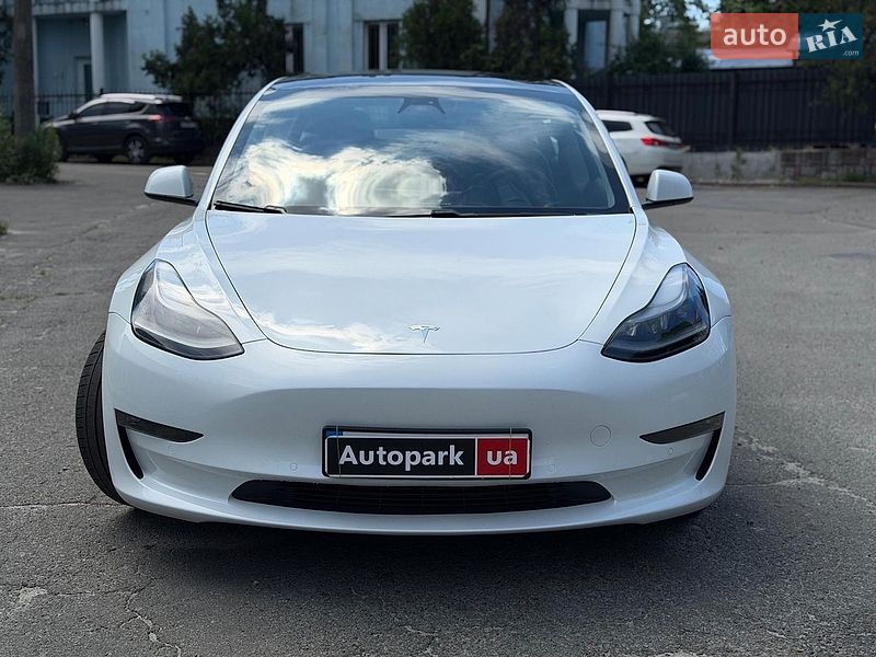 Седан Tesla Model 3 2021 в Киеве