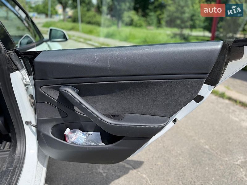 Седан Tesla Model 3 2021 в Киеве