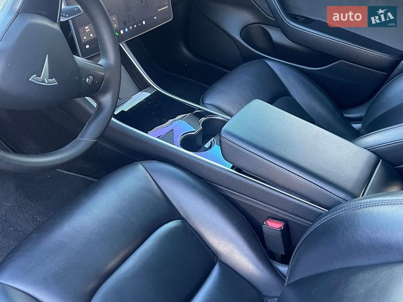 Седан Tesla Model 3 2020 в Переяславі