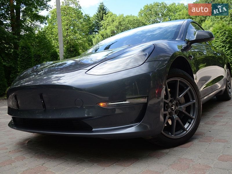 Седан Tesla Model 3 2022 в Трускавці