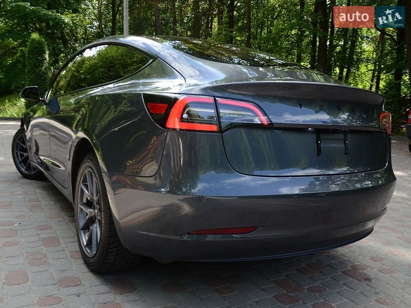 Седан Tesla Model 3 2022 в Трускавці