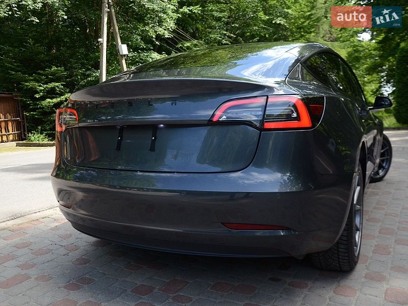 Седан Tesla Model 3 2022 в Трускавці