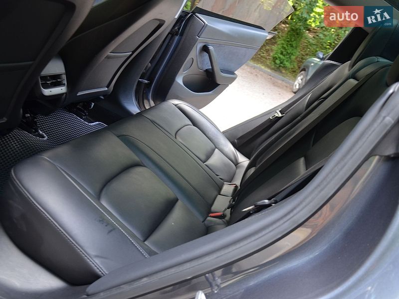 Седан Tesla Model 3 2022 в Трускавці
