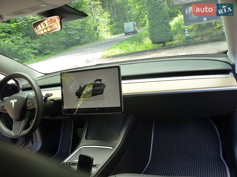 Седан Tesla Model 3 2022 в Трускавці