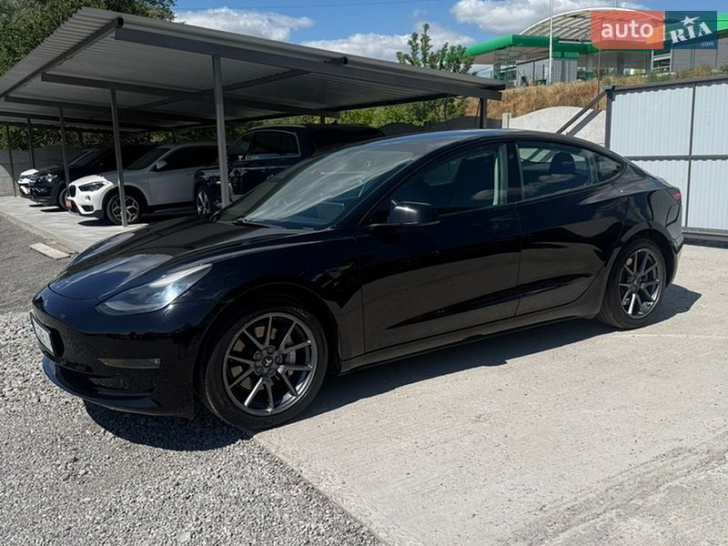 Седан Tesla Model 3 2020 в Кам'янському