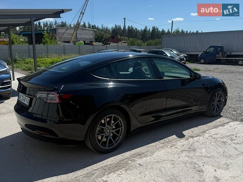 Седан Tesla Model 3 2020 в Кам'янському
