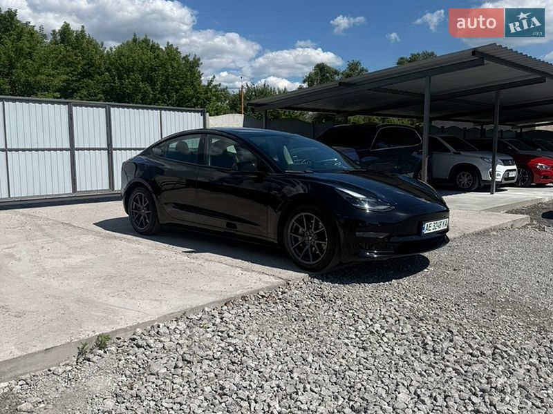 Седан Tesla Model 3 2020 в Кам'янському