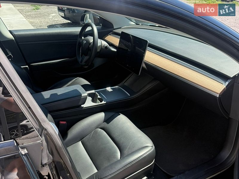 Седан Tesla Model 3 2020 в Кам'янському
