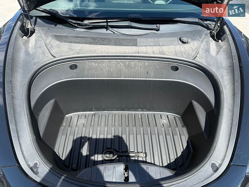 Седан Tesla Model 3 2020 в Кам'янському