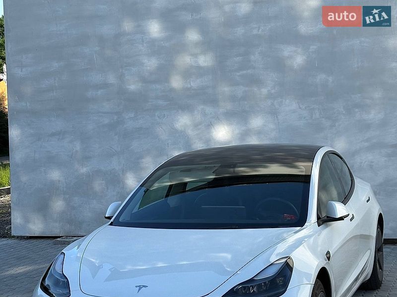 Седан Tesla Model 3 2023 в Львове