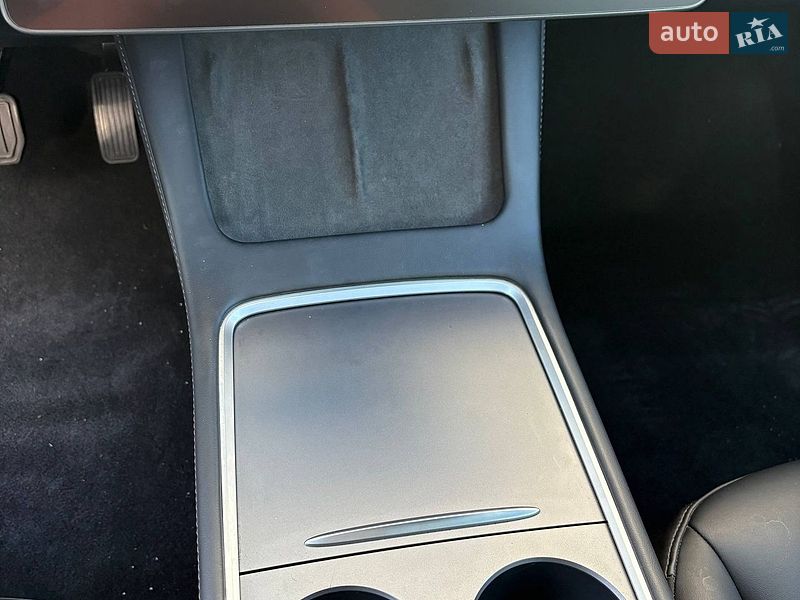 Седан Tesla Model 3 2023 в Львове
