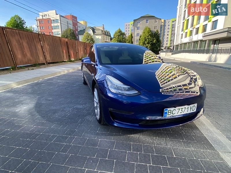 Седан Tesla Model 3 2019 в Львове