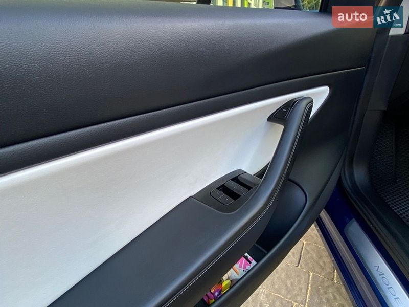 Седан Tesla Model 3 2019 в Львове