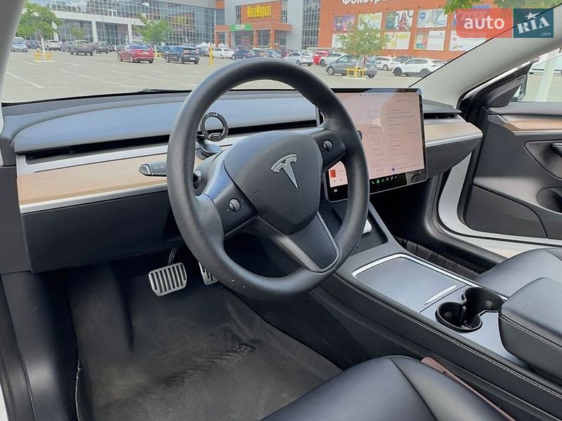 Седан Tesla Model 3 2023 в Броварах