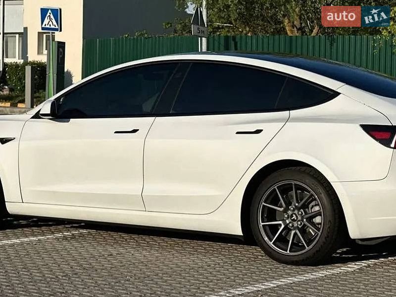 Седан Tesla Model 3 2020 в Львові