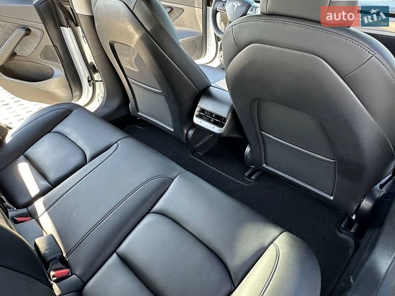Седан Tesla Model 3 2020 в Львові