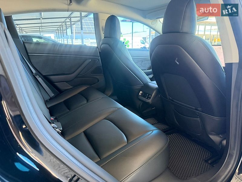 Седан Tesla Model 3 2019 в Шептицькому