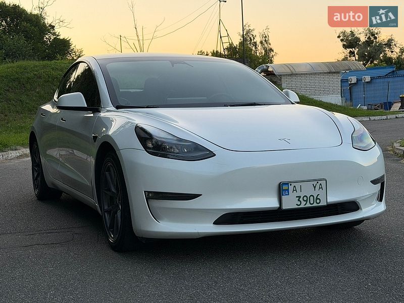 Седан Tesla Model 3 2022 в Киеве