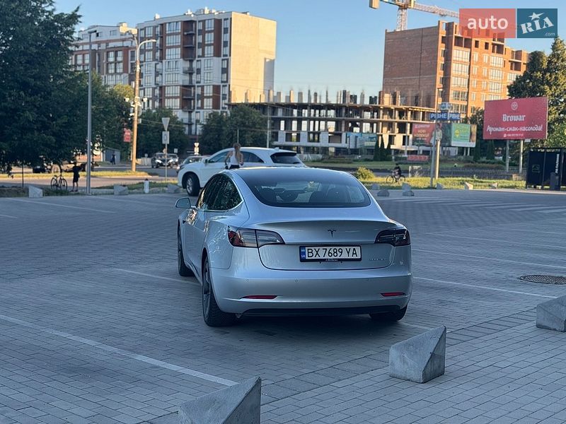 Седан Tesla Model 3 2018 в Ровно