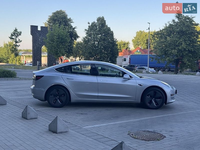 Седан Tesla Model 3 2018 в Ровно