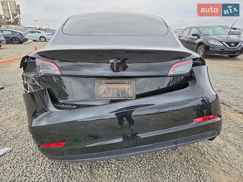 Седан Tesla Model 3 2023 в Львове