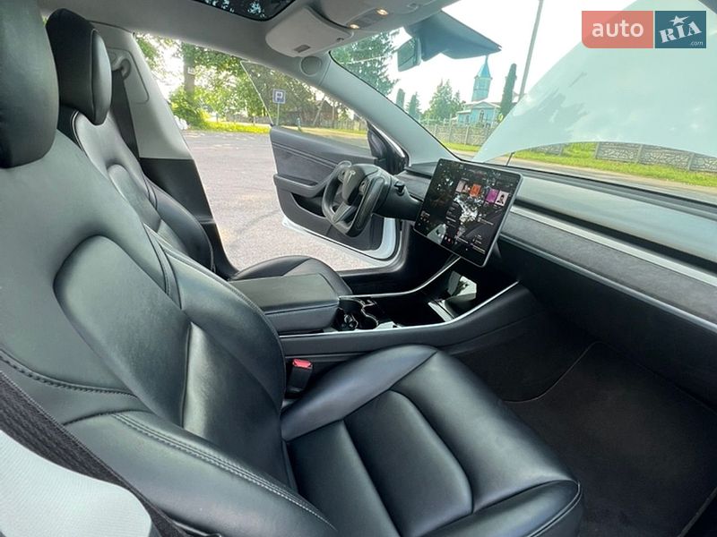 Седан Tesla Model 3 2020 в Житомире