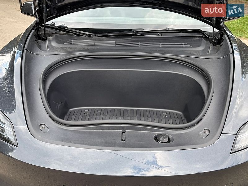 Седан Tesla Model 3 2025 в Львове