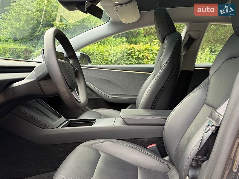 Седан Tesla Model 3 2025 в Львове