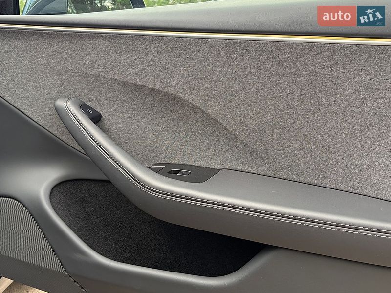Седан Tesla Model 3 2025 в Львове