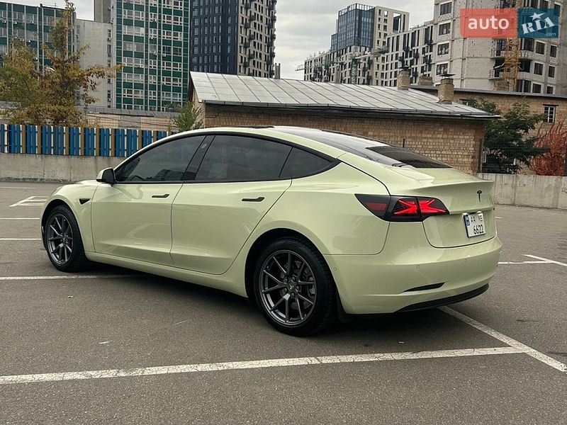 Седан Tesla Model 3 2022 в Киеве