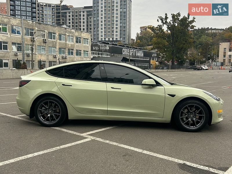 Седан Tesla Model 3 2022 в Киеве