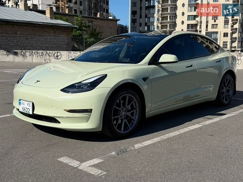 Седан Tesla Model 3 2022 в Киеве