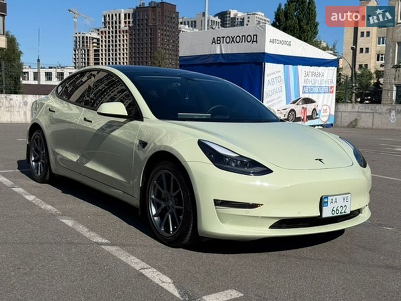 Седан Tesla Model 3 2022 в Киеве