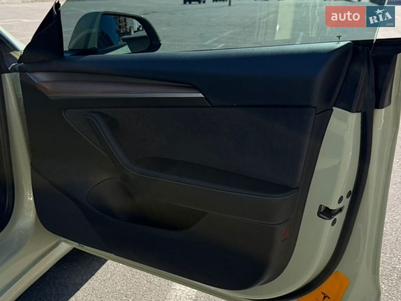 Седан Tesla Model 3 2022 в Киеве