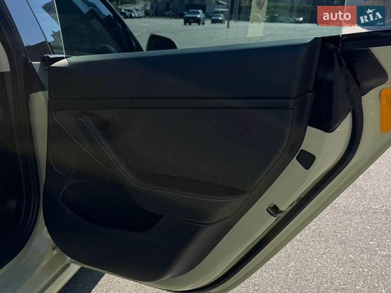 Седан Tesla Model 3 2022 в Киеве