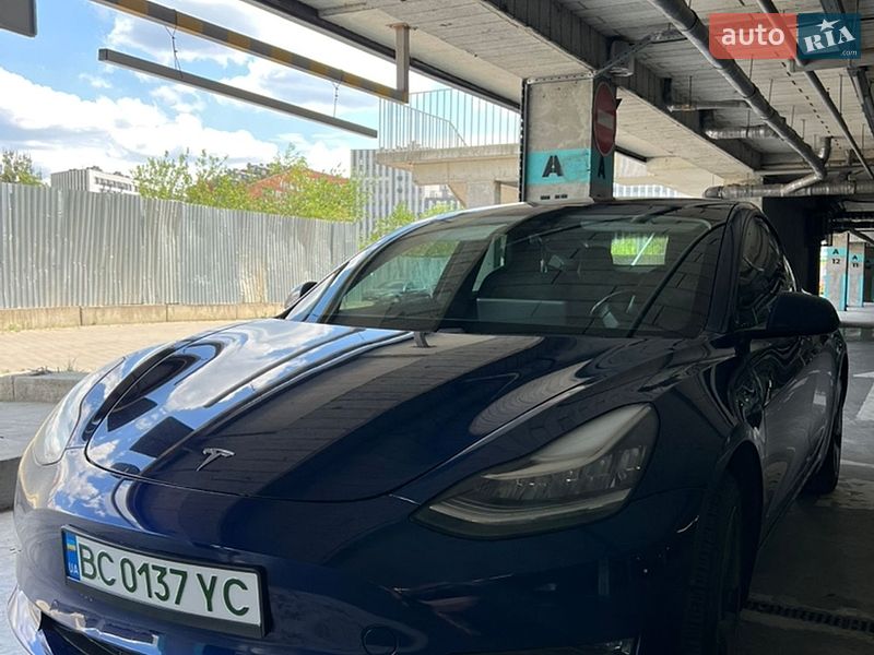 Седан Tesla Model 3 2019 в Львове