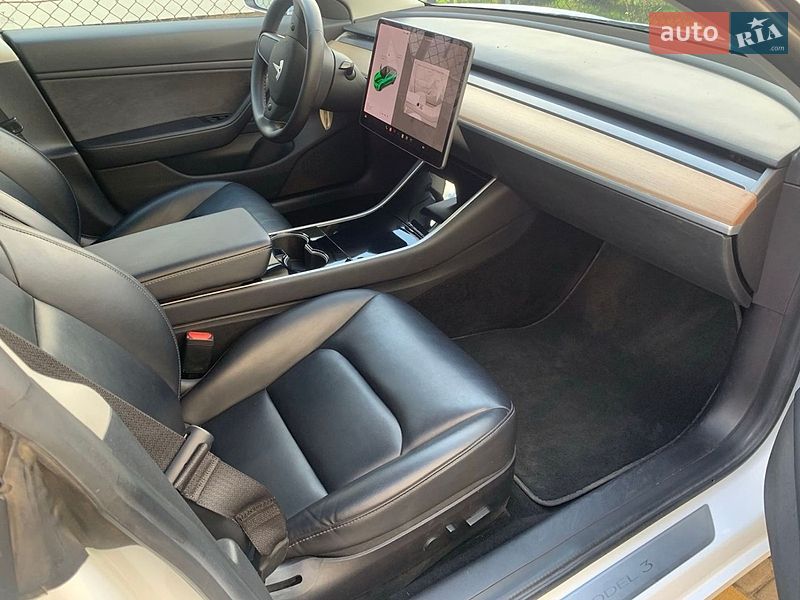 Седан Tesla Model 3 2019 в Львові