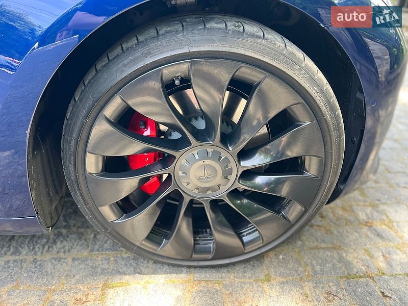 Седан Tesla Model 3 2021 в Черновцах