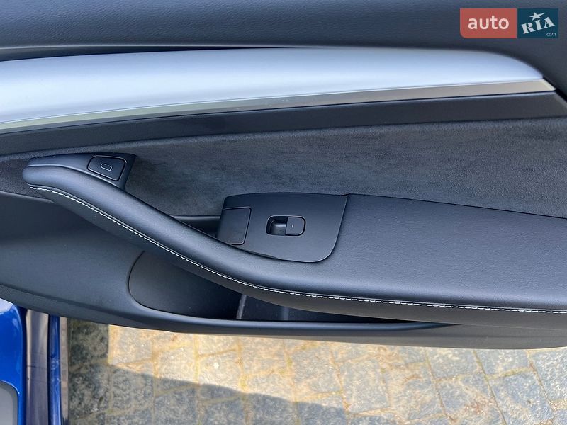 Седан Tesla Model 3 2021 в Черновцах