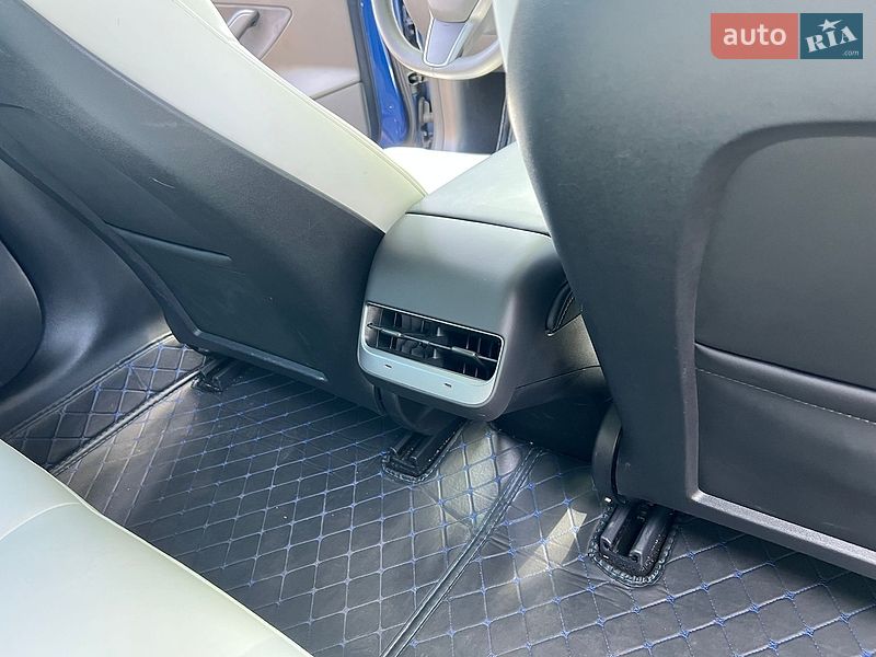 Седан Tesla Model 3 2021 в Черновцах