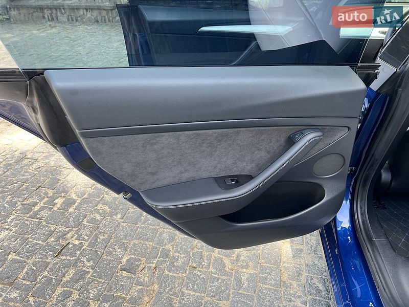Седан Tesla Model 3 2021 в Черновцах
