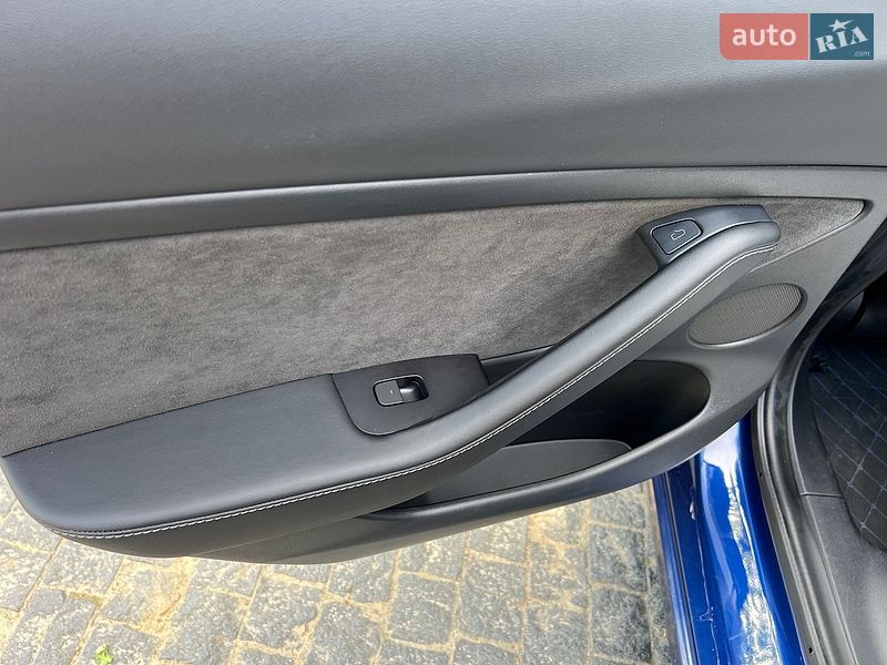 Седан Tesla Model 3 2021 в Черновцах