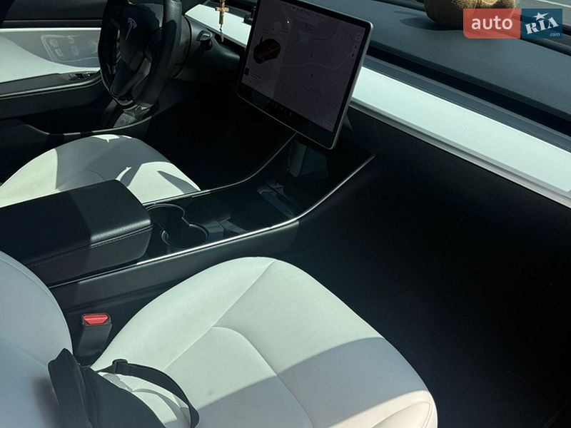 Седан Tesla Model 3 2019 в Обухові